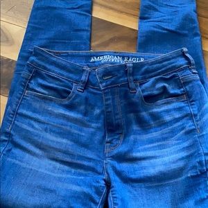 Unique bright blue wash AE high rise jeans fit a 6